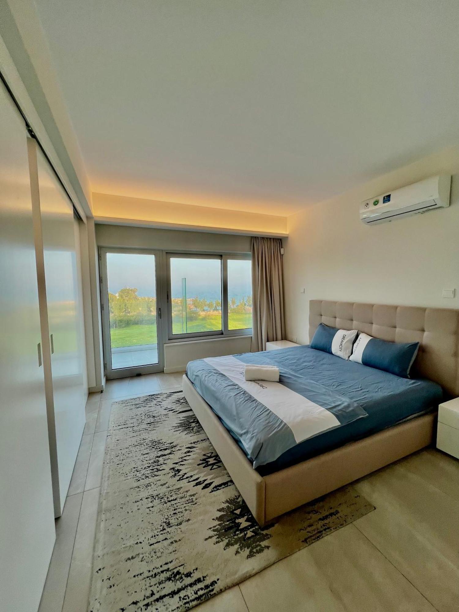 Emerald Suites Protaras Rum bild