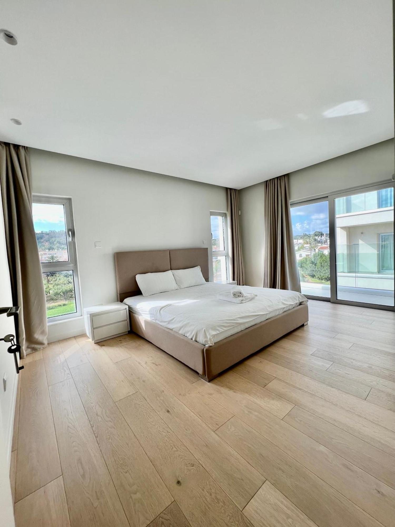 Emerald Suites Protaras Rum bild